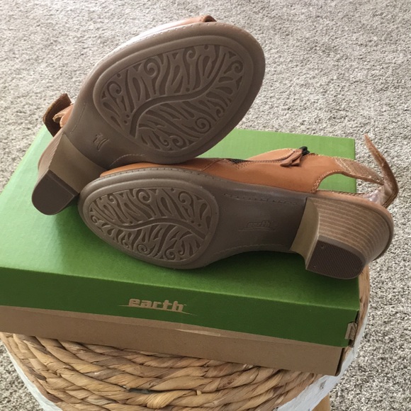 Earth booties. Sand brown leather. Velcro closure. Worn once. 7D - Picture 8 of 9